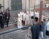 Uroczysta procesja z krzyżem w Watykanie. Papież i kardynałowie, jakby chcieli otwórzcie drzwi chrystusowi, niosą symbol wiary.