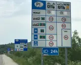 Znaki drogowe w Polsce informują o limitach prędkości, np. 120 km/h w tunelu.