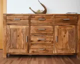 Drewniana komoda z szufladami i drzwiczkami, idealna do odnawiania starych mebli. Naturalne drewno i prosta forma.