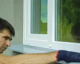 Montażysta sprawdza, ile powinien wystawać parapet zewnętrzny, aby zapewnić prawidłowe odprowadzenie wody.