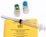 Internationellt vaccinationsintyg, spruta och ampuller. Förberedelser för vaccination i Argentina.