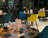 Tables dressées pour une soirée romantique, ambiance feutrée. Une invitation à découvrir la gastronomie du Jura.