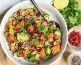 Bunter Quinoa-Salat mit Kichererbsen, Süßkartoffeln und Granatapfelkernen. Perfekt für proteinreiche Rezepte!