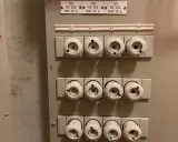 Säkringsskåp med keramikproppar, alla märkta MAX 20 A. En diskussion om prisskillnad mellan 16 A och 20 A säkringar kan uppstå.