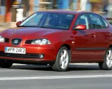 Czerwona Ibiza 3 w ruchu, z rozmytym tłem.