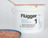 En hink Flügger Dekso Ultramat färg, med en träpinne som rör om. Jämför sidenmatt vs matt finish.