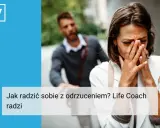 Kobieta płacze, gdy mężczyzna odchodzi. Jak sobie poradzić z odrzuceniem przez faceta? Life coach radzi.