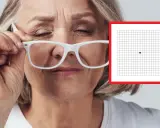 Starsza kobieta w okularach, z siatką Amslera obok, symbolizującą problemy ze wzrokiem, jak zwyrodnienie plamki żółtej.
