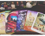 Tarot karta śmierci, numer 13, symbolizuje koniec i nowy początek. Obok niej inne karty i magiczne przedmioty.