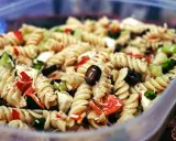 Fusilli-Nudelsalat mit Oliven, Paprika und Brokkoli, perfekt als salat zum grillen.