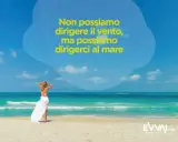 Donna sulla spiaggia, con il mare turchese sullo sfondo. "Non possiamo dirigere il vento, ma possiamo dirigerci al mare" è scritto in giallo. Qui Salento.