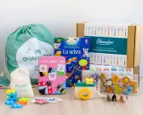 Kit de juegos para restaurante Ohanabox con bolsa, libro de pegatinas, cámara de juguete y figuras de animales. ¡Diversión sin pantallas para los más pequeños!