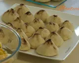Douceurs de la recette montecao, des biscuits sablés saupoudrés de cacao, prêts à être dégustés.