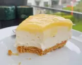 En bit krämig citron cheesecake med kexbotten. Perfekt för en fika.