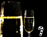 Sektglas mit Bläschen und einem Zuckerstangen-Symbol. Die richtige Dosage für den Genuss.