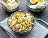 Pyszna sałatka z wędzonym kurczakiem, jajkiem i szczypiorkiem, polana majonezem. Idealna na szybki lunch.
