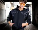 Bluza relaxed fit: Twój klucz do modnej wygody. Jak ją nosić?