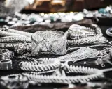 Srebrna biżuteria, bransolety i naszyjniki, wykonane z dbałością o detale, z widoczną próbą 925.