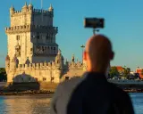 Mann filmt die beeindruckende Torre de Belém, eine der wichtigsten Belem Sehenswürdigkeiten, bei Sonnenuntergang.