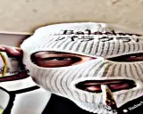 Twr, aka król podziemia, w masce balaklava trzyma plik banknotów.