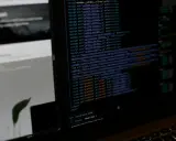 Kod źródłowy strony internetowej z wieloma tagami `<script>` i `<link>`, które mogą być częścią mechanizmu `try catch` do obsługi błędów.