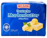 Milsani Deutsche Markenbutter, mildgesäuert. Ein Serviervorschlag zeigt drei Butterstücke und eine Butterrose auf einem Stück Butter.
