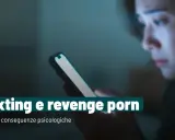 Ragazza preoccupata guarda il telefono, testo "Sexting e revenge porn: Rischi e conseguenze psicologiche".
