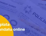 Zbliżenie na dokument mandatu karnego z napisem "POLICJA" i żółty okrąg z tekstem "Zapłata mandatu online".