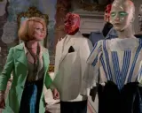 Una donna guarda con terrore manichini inquietanti in un film di Mario Bava.