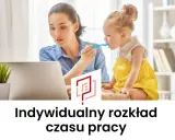 Kobieta pracuje przy laptopie, jednocześnie karmiąc dziecko. To obraz elastyczności i indywidualny rozkład czasu pracy.