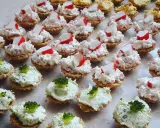 Pasty do słonych babeczek: jedne z surimi i białą pastą, drugie zielone z brokułami.