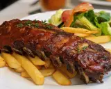Soczyste żeberka w sosie BBQ, podane z chrupiącymi frytkami i świeżą sałatką. Idealna marynata do żeberek sprawia, że mięso jest niezwykle aromatyczne.