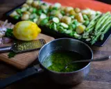 Förberedelser för allt på en plåt lax: färsk lax, potatis, brysselkål, sparris, citron och vitlök.