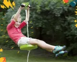 Glad tjej susar fram på lina, redo för äventyr ute till sommaren.