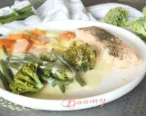 Filet de saumon avec un assortiment de légumes verts, carottes et pommes de terre en sauce crémeuse. Un plat savoureux et coloré.