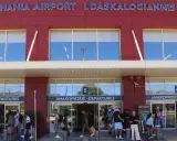 Människor med bagage anländer till Chania flygplats för sina avgångar.