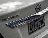 Jak zdjąć tablice rejestracyjne z Nissana Altima? Widok na tył samochodu z tablicą rejestracyjną z Teksasu.