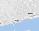 Graue Stadtkarte von Lissabon mit markierten Vierteln wie Alfama, Baixa, Chiado, Bairro Alto, Alcântara und Belém.