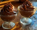 Deux coupes de mousse au chocolat à l'ancienne, onctueuse et aérienne, baignées de lumière. Une invitation à redécouvrir cette recette.