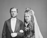 Brudpar i 1800-talets kläder, en viktig del av giftermål historia. Mannen bär frack, kvinnan slöja och blommor.