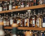 Regale voller Flaschen mit bernsteinfarbenem Whisky. Eine beeindruckende Auswahl für Kenner.