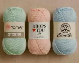 Trzy motki włóczki: miętowy YarnArt Cotton Soft, pudrowy Drops You i błękitny Camilla. Idealna włóczka na kapcie.