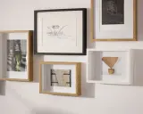 Galeria ścienna z różnymi pracami. Dowiedz się, jak powiesić 4 obrazy na ścianie, tworząc ciekawą kompozycję.