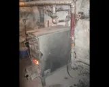 Piec 5 klasy na drewno i węgiel, działający w kotłowni. Działa do dziś, ogrzewając dom.