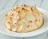 Une omelette norvégienne dorée et meringuée, prête à être dégustée.
