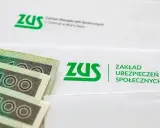 Pieniądze i dokumenty ZUS. Czerwcowe emerytury już wkrótce trafią do odbiorców, przynosząc ulgę i radość.