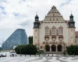 Dawny budynek uniwersytecki i nowoczesny wieżowiec w Poznaniu. Idealne miejsce na studia!