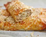 Krispig filodegsrulle fylld med köttfärs och lök, toppad med sesamfrön. Ett perfekt filodeg recept för en god måltid.
