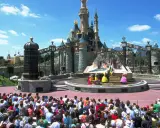 Disneyland Paris con niños: un espectáculo de princesas frente al castillo, con una multitud emocionada disfrutando del día.