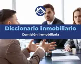 Equipo discutiendo la comisión inmobiliaria para una venta.